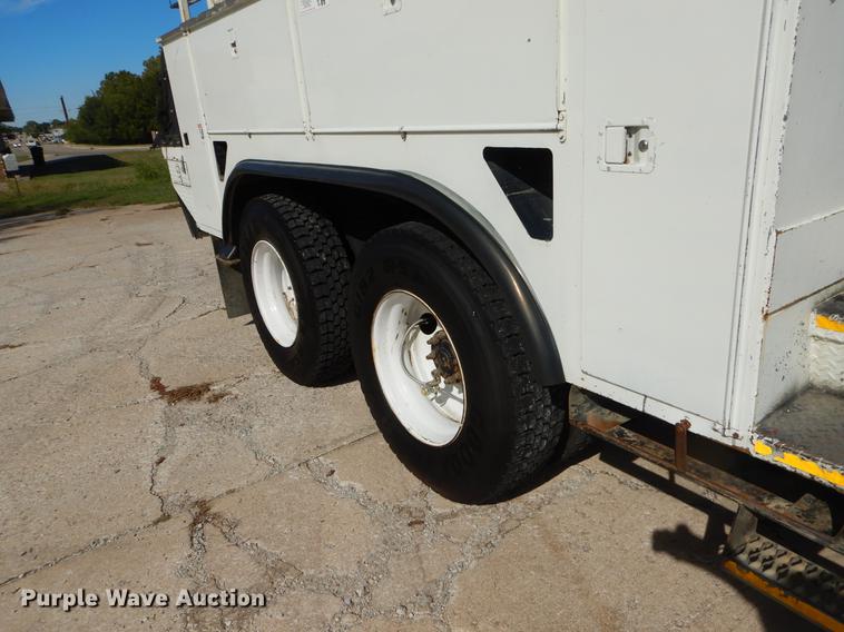 image for item EO9712 2002 International 4900 bucket truck