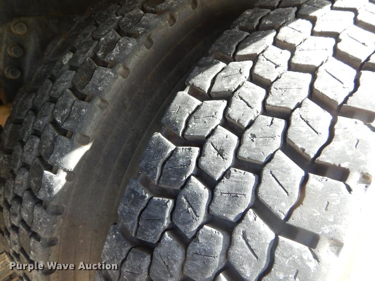 image for item EO9712 2002 International 4900 bucket truck