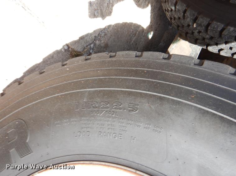 image for item EO9712 2002 International 4900 bucket truck