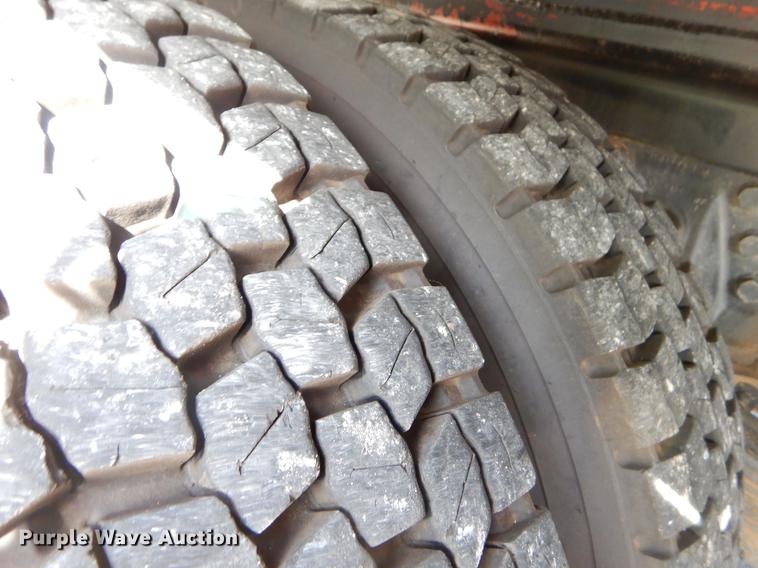 image for item EO9712 2002 International 4900 bucket truck