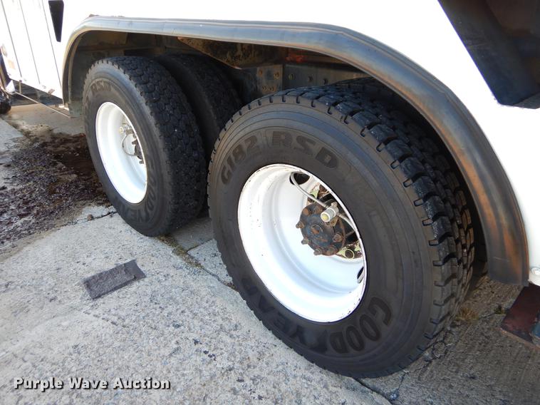 image for item EO9712 2002 International 4900 bucket truck