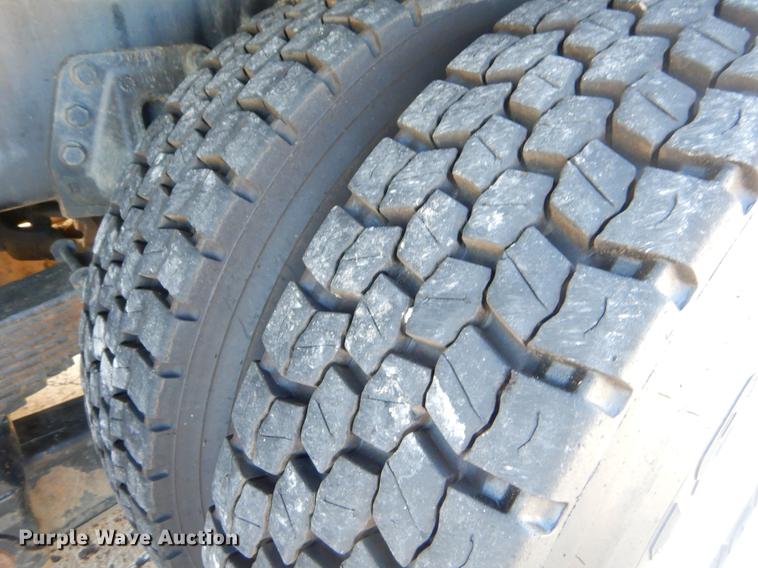 image for item EO9712 2002 International 4900 bucket truck