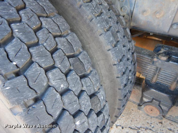 image for item EO9712 2002 International 4900 bucket truck