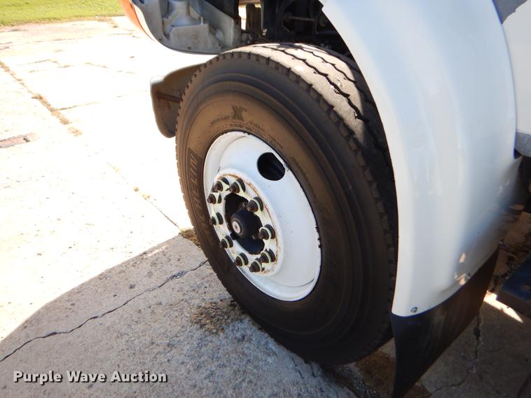 image for item EO9712 2002 International 4900 bucket truck