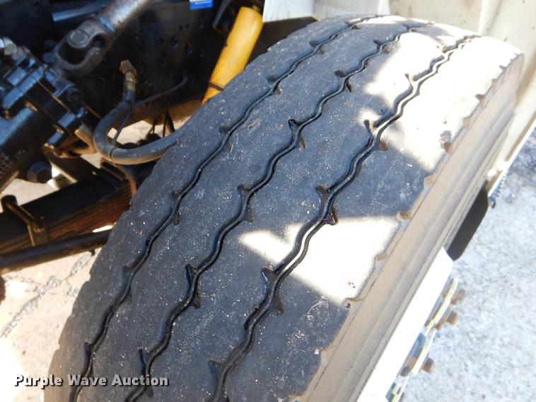 image for item EO9712 2002 International 4900 bucket truck