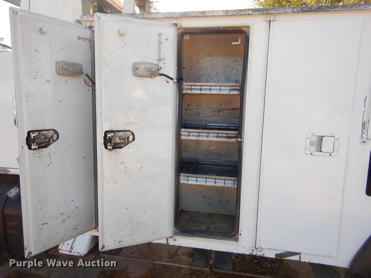 image for item EO9712 2002 International 4900 bucket truck