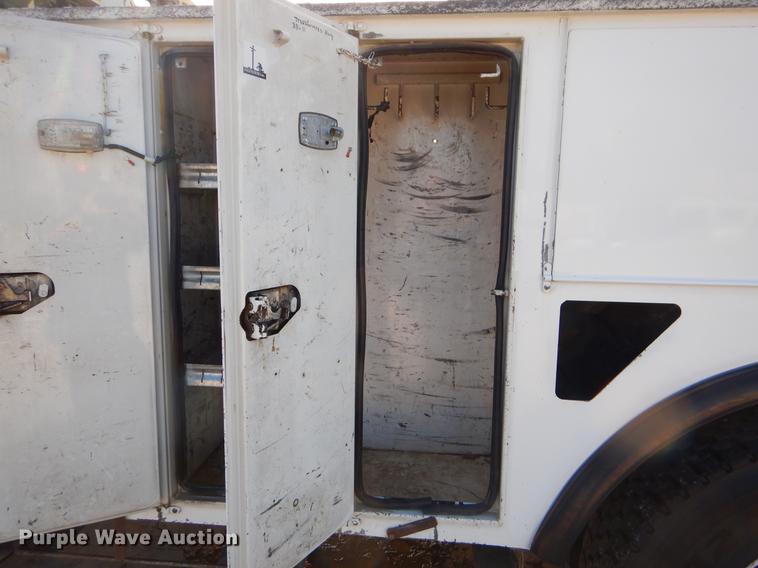 image for item EO9712 2002 International 4900 bucket truck