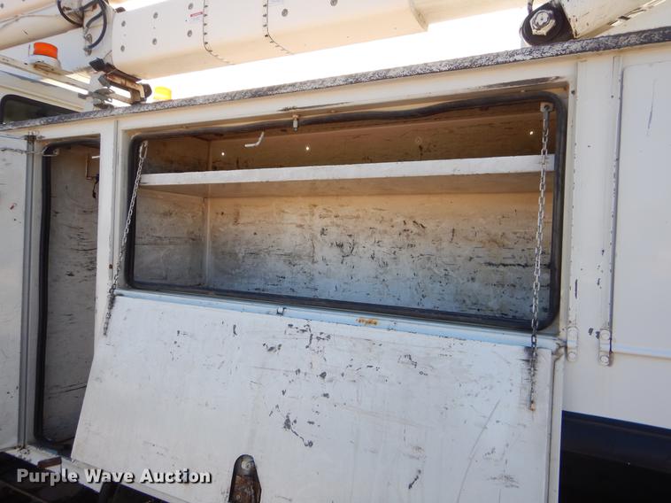 image for item EO9712 2002 International 4900 bucket truck