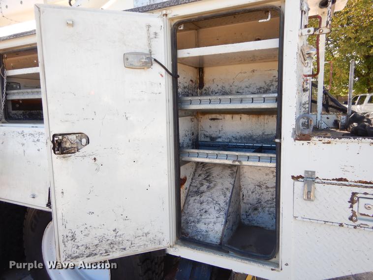 image for item EO9712 2002 International 4900 bucket truck