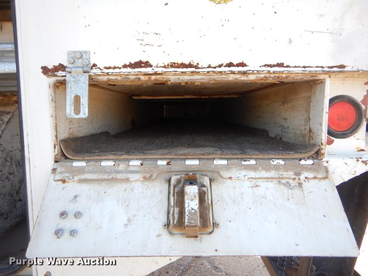 image for item EO9712 2002 International 4900 bucket truck