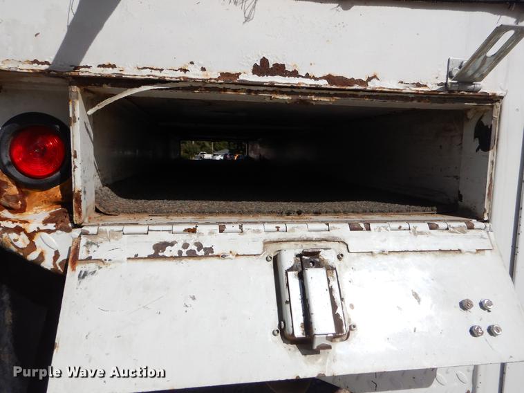 image for item EO9712 2002 International 4900 bucket truck