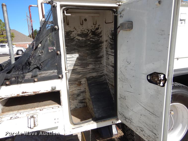 image for item EO9712 2002 International 4900 bucket truck