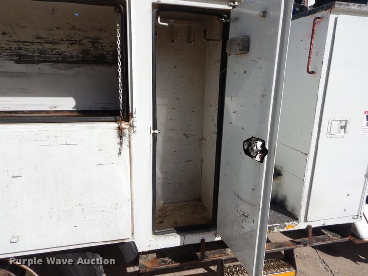 image for item EO9712 2002 International 4900 bucket truck