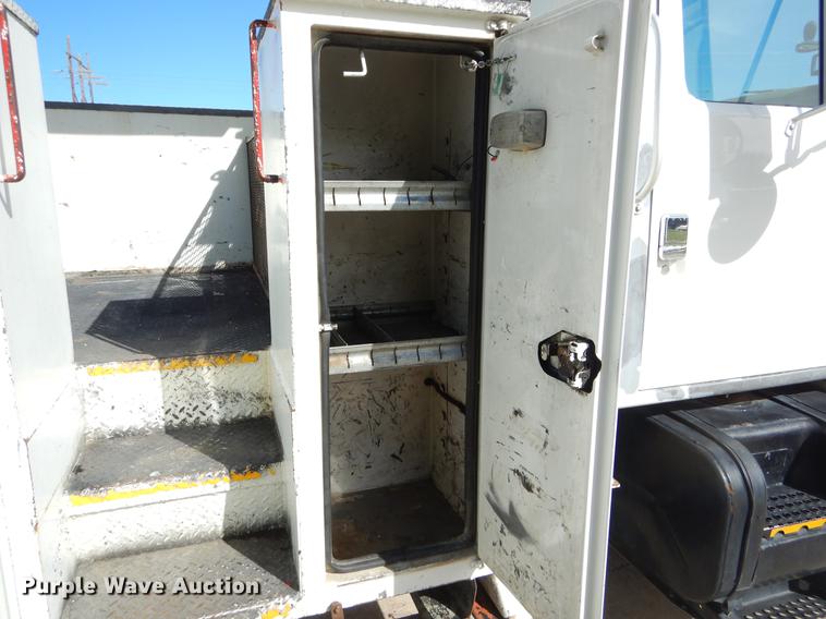 image for item EO9712 2002 International 4900 bucket truck