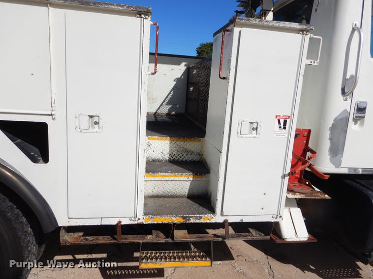 image for item EO9712 2002 International 4900 bucket truck