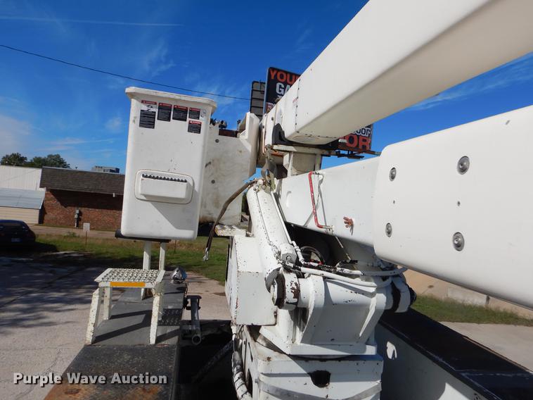 image for item EO9712 2002 International 4900 bucket truck