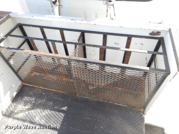 image for item EO9712 2002 International 4900 bucket truck