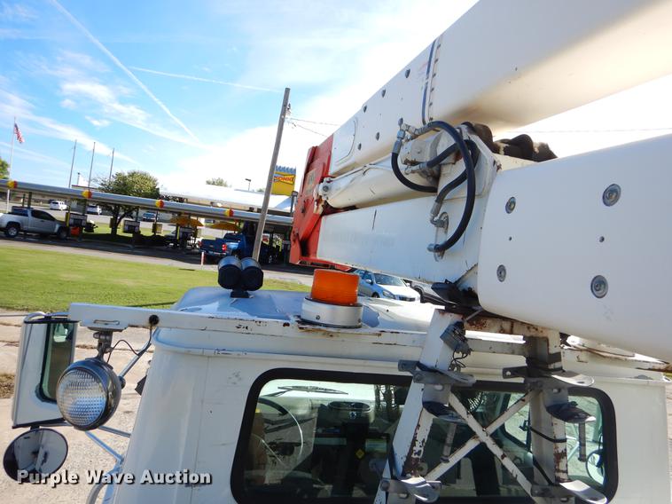 image for item EO9712 2002 International 4900 bucket truck