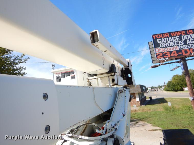 image for item EO9712 2002 International 4900 bucket truck