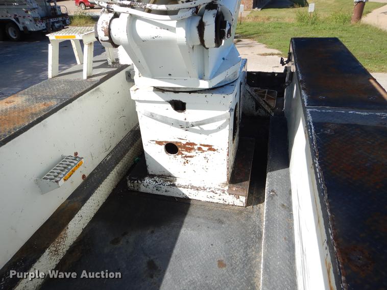 image for item EO9712 2002 International 4900 bucket truck