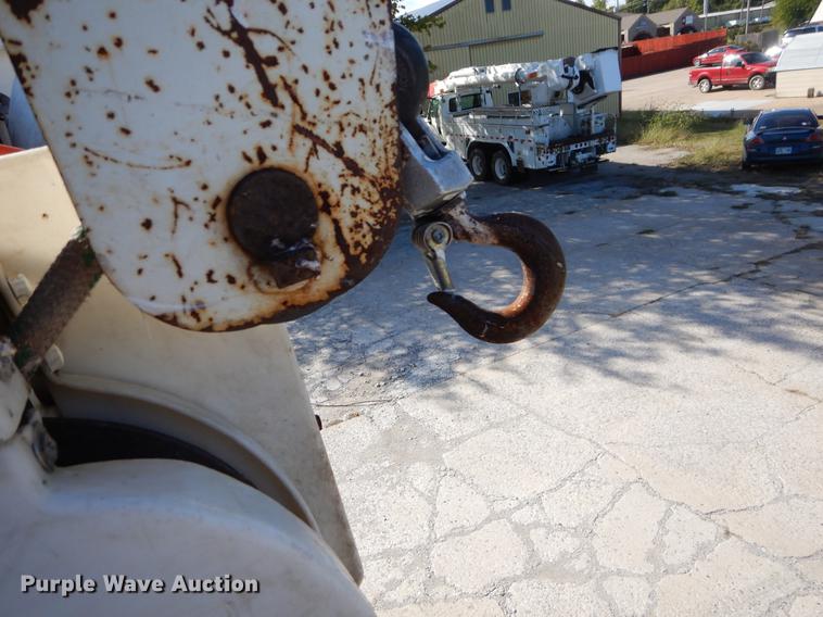image for item EO9712 2002 International 4900 bucket truck