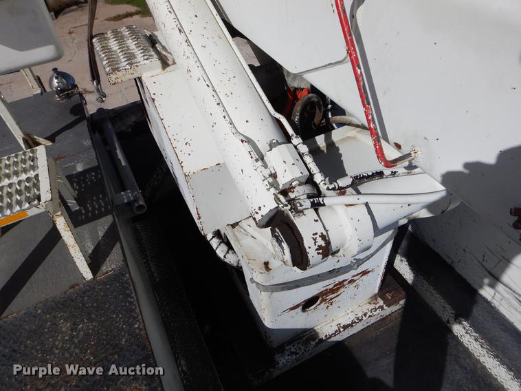 image for item EO9712 2002 International 4900 bucket truck
