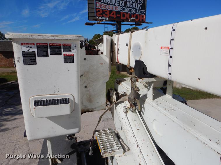 image for item EO9712 2002 International 4900 bucket truck
