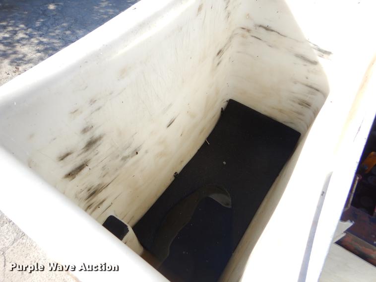 image for item EO9712 2002 International 4900 bucket truck