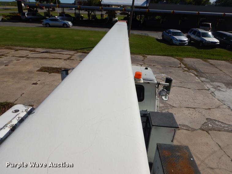 image for item EO9712 2002 International 4900 bucket truck