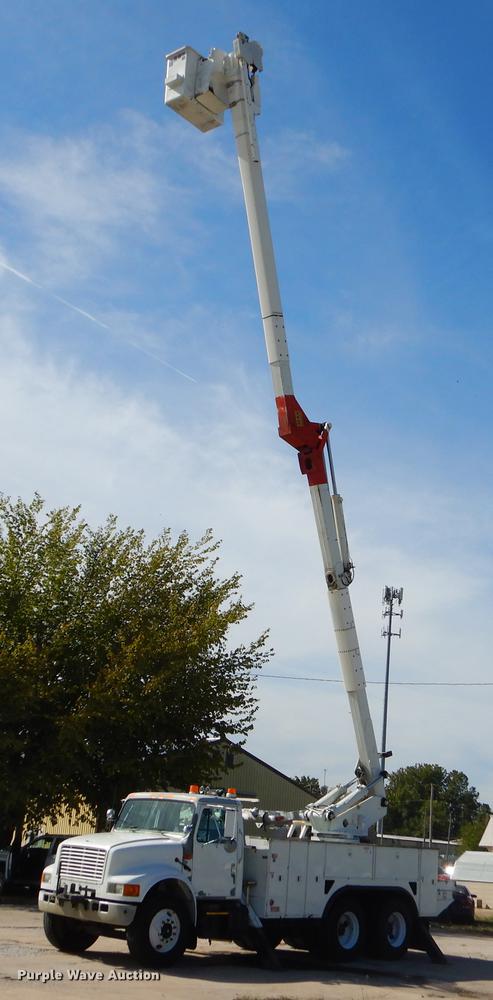 image for item EO9712 2002 International 4900 bucket truck