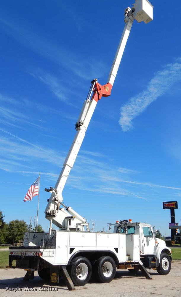 image for item EO9712 2002 International 4900 bucket truck