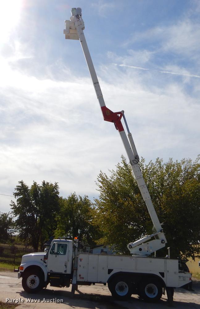 image for item EO9712 2002 International 4900 bucket truck