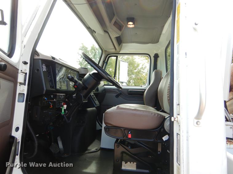 image for item EO9713 2002 International 4900 flatbed truck with Auto Crane