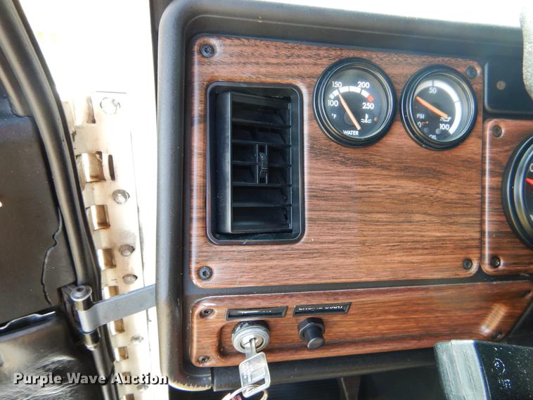 image for item EO9715 1998 Freightliner FLD semi truck