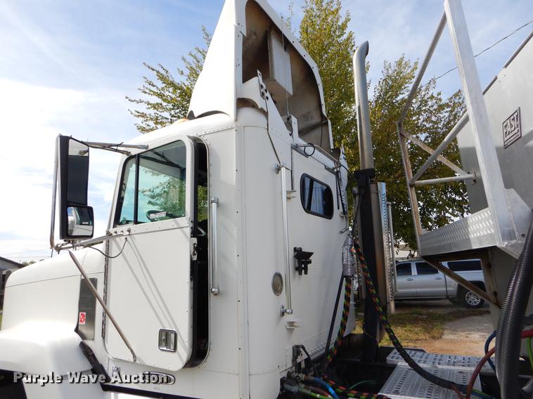 image for item EO9715 1998 Freightliner FLD semi truck