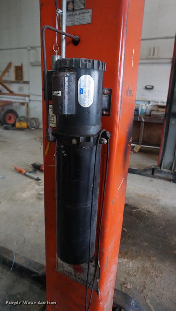 image for item EU9200 1991 ALM 9001 car lift