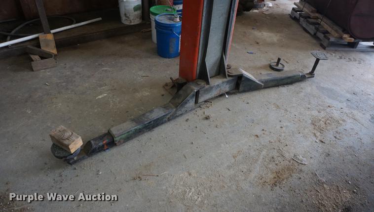 image for item EU9200 1991 ALM 9001 car lift