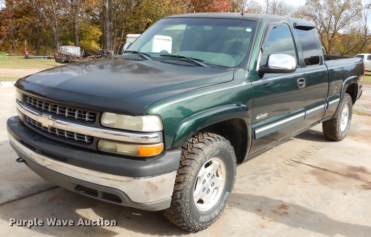 image for item EW9584 2002 Chevrolet Silverado 1500 Ext. Cab pickup truck