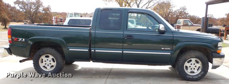 image for item EW9584 2002 Chevrolet Silverado 1500 Ext. Cab pickup truck
