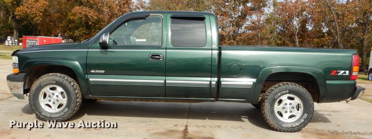 image for item EW9584 2002 Chevrolet Silverado 1500 Ext. Cab pickup truck