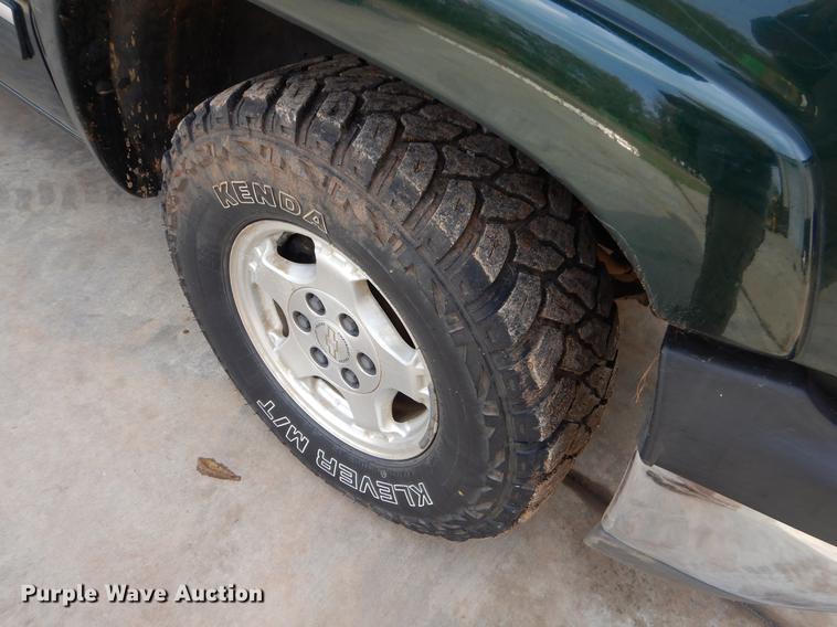 image for item EW9584 2002 Chevrolet Silverado 1500 Ext. Cab pickup truck