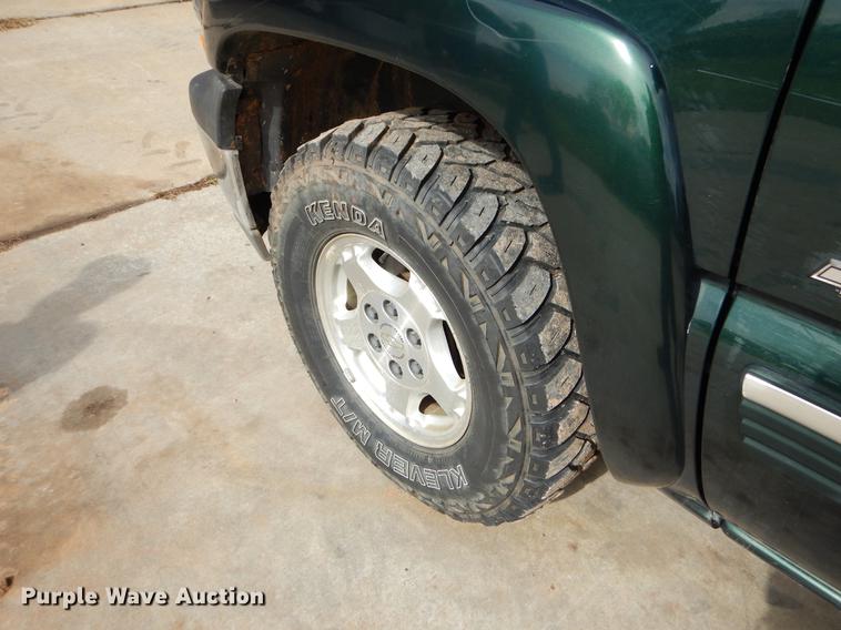 image for item EW9584 2002 Chevrolet Silverado 1500 Ext. Cab pickup truck