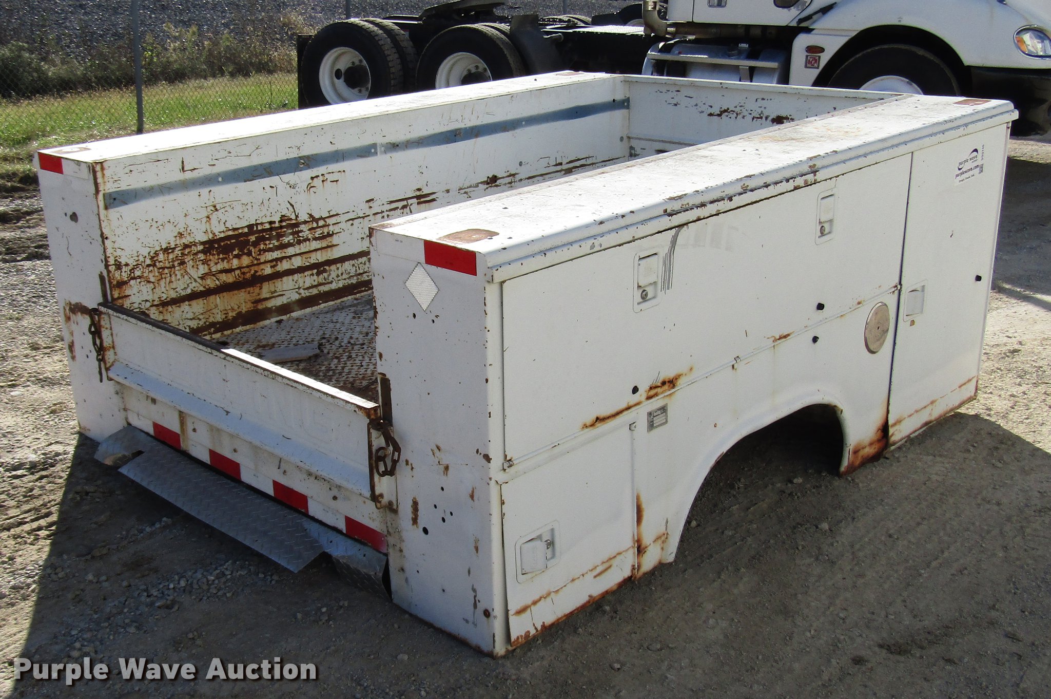 Reading utility bed in Harrisonville, MO Item DD3740 sold Purple Wave