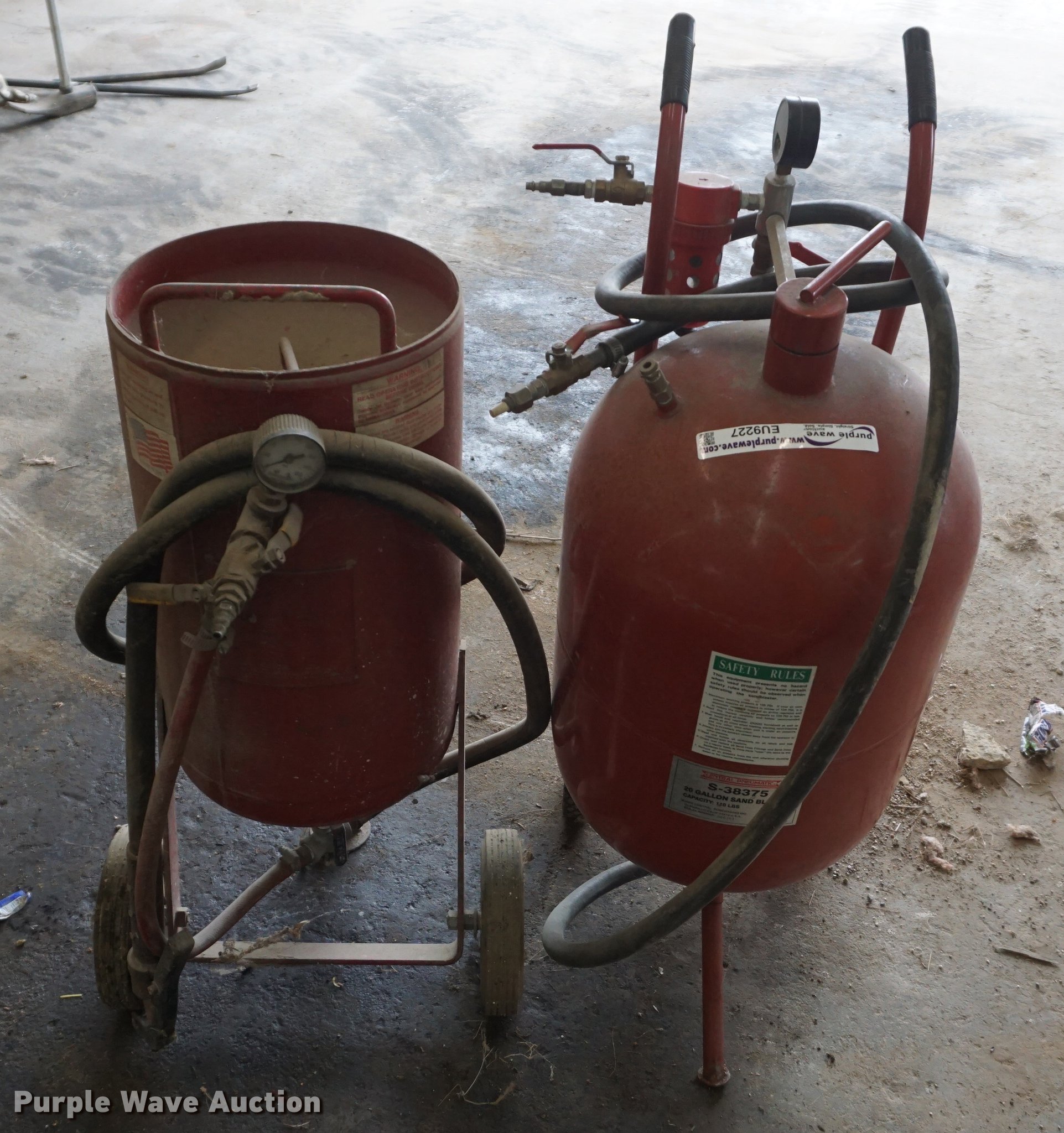 (2) sandblasting pots in Holton, KS Item EU9227 sold Purple Wave