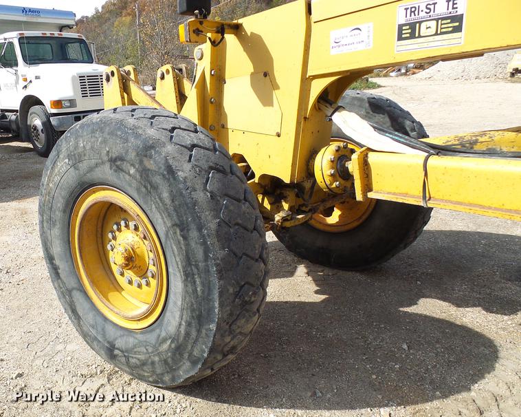 image for item DB2028 1995 John Deere 670B motor grader