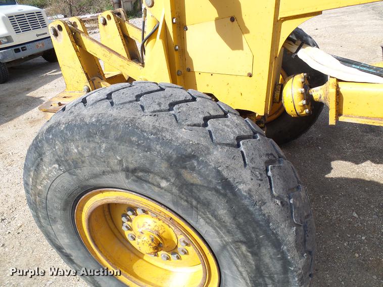 image for item DB2028 1995 John Deere 670B motor grader