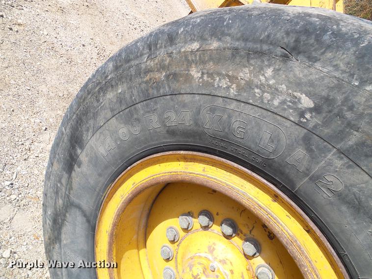 image for item DB2028 1995 John Deere 670B motor grader