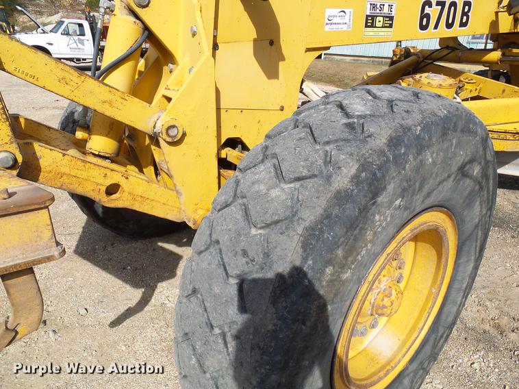 image for item DB2028 1995 John Deere 670B motor grader