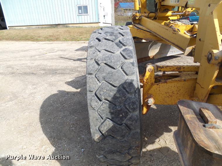 image for item DB2028 1995 John Deere 670B motor grader