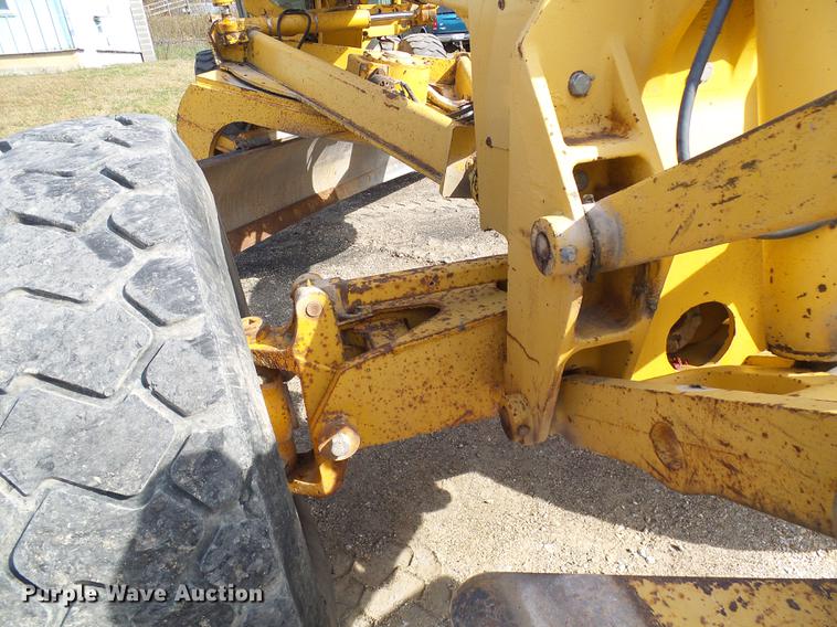 image for item DB2028 1995 John Deere 670B motor grader